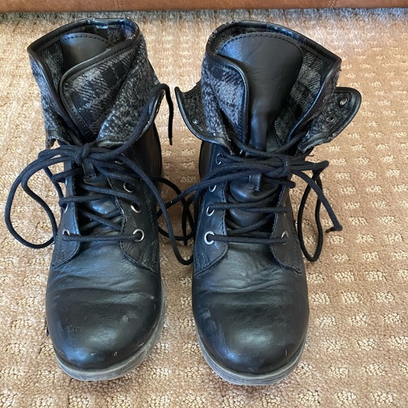 Lace-Up Combat Boots - Picture 5 of 5